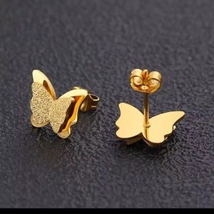 NWOT Woman Fashion Stud Earrings